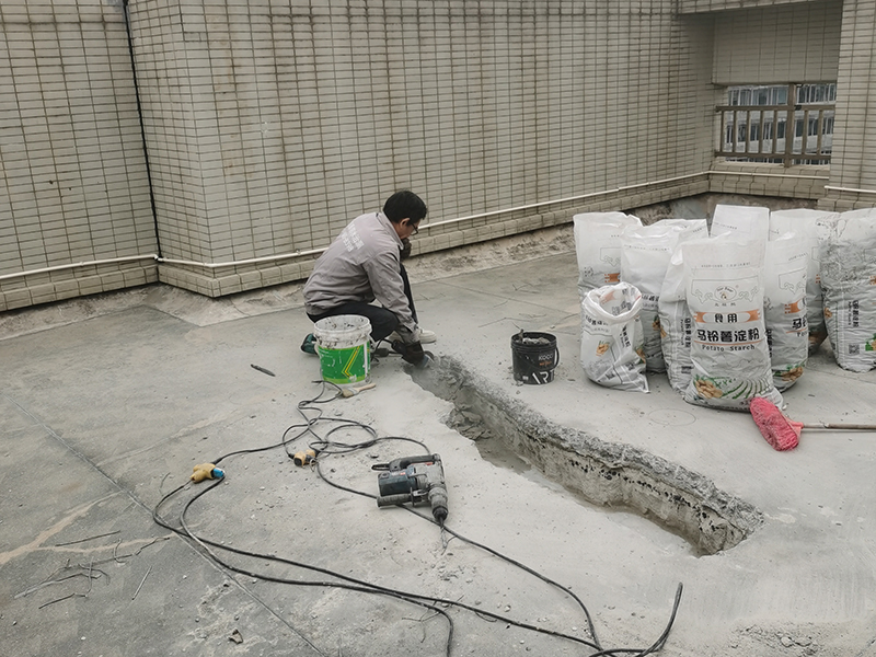 顶楼裂缝渗水局部维修